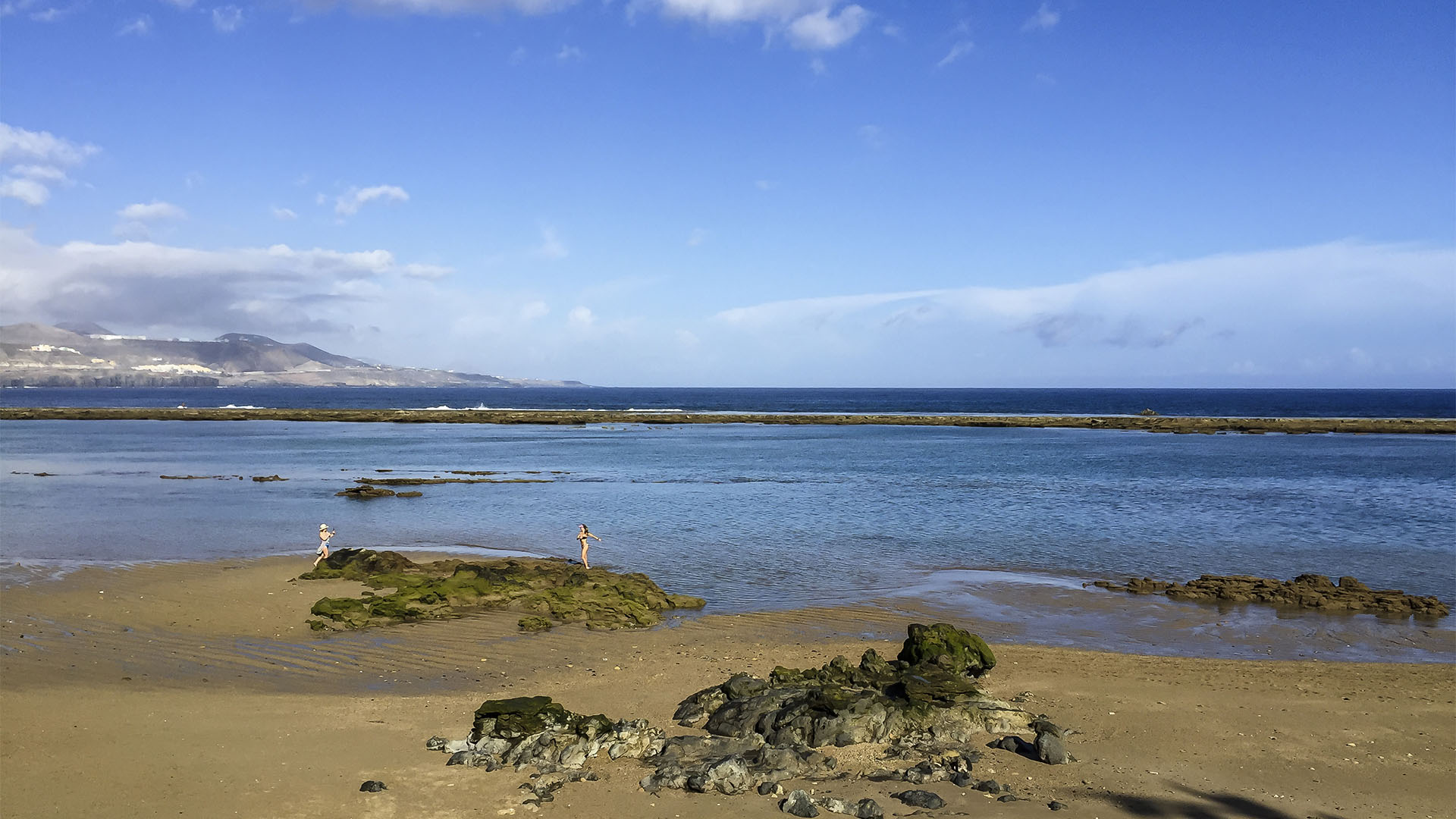 Das vorgelagerte Riff des Playa de las Canteras, nur bei Ebbe zu sehen, erzeugt ein natürliches Schwimmbecken.
