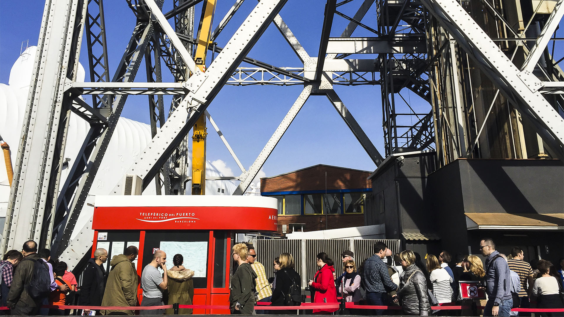 Telefèric de Montjuïc – nur am frühen Morgen, vor der ersten Fahrt, ist der Andrang noch überschaubar.