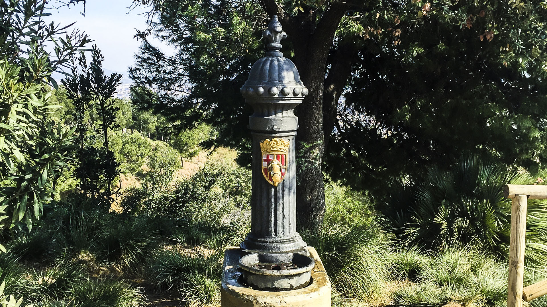 Gusseiserne Trinkwasserspender sorgen überall in Barcelona für kühle Erfrischung.