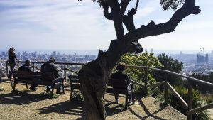 Mehrere Aussichtsterrassen säumen den Weg; Mirador del Nen de la Rutlla. Ruhig und sonnig mit Blick auf Torre de Agbar und Sagrada Familia.