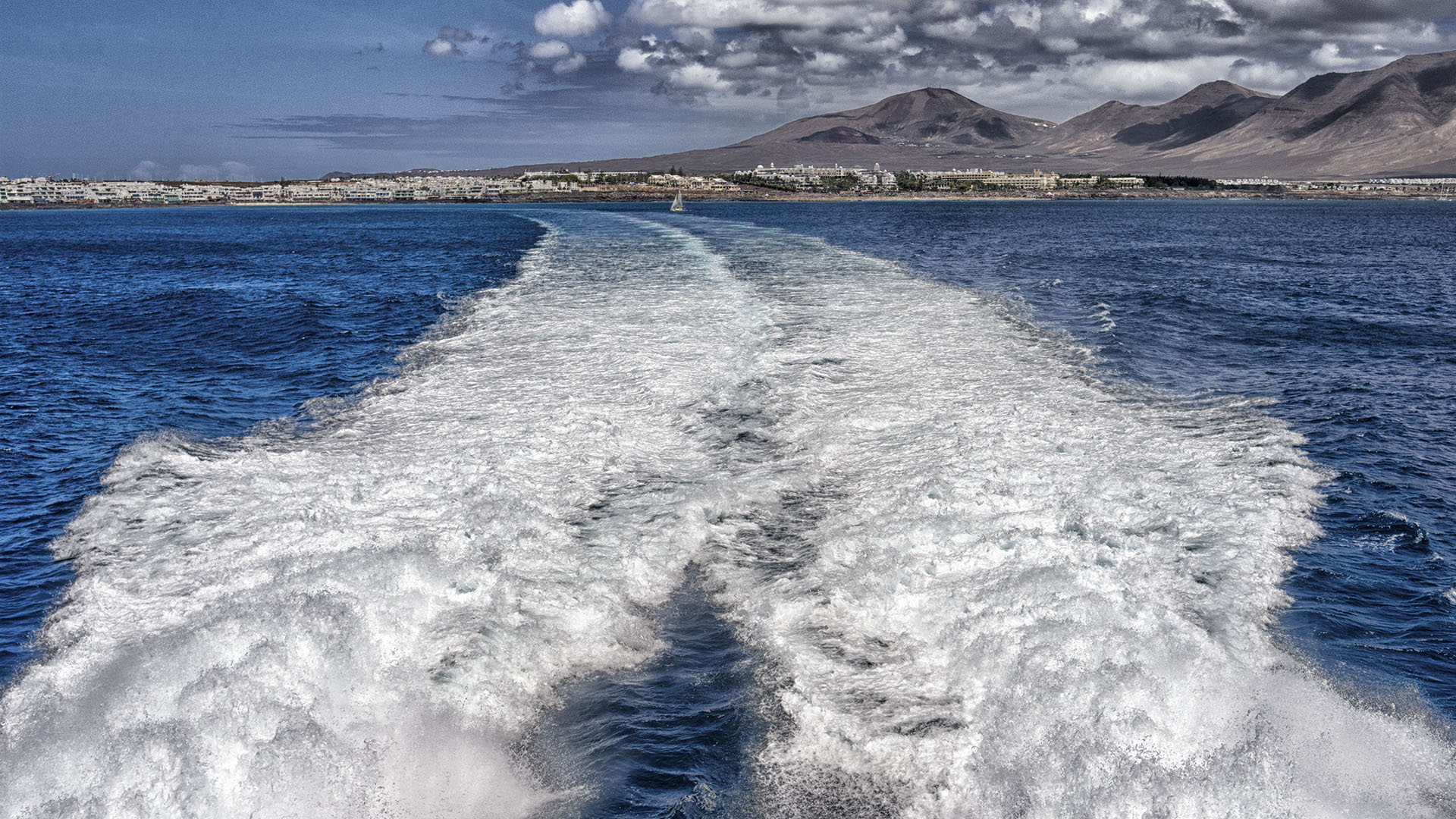 Wenn die beiden Jet Motoren der in Australien gebauten Fähren richtig anlaufen, bebt das Wasser.