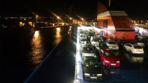 Spät nachts läuft die Fähre in ein schlafendes Arrecife auf Lanzarote ein.