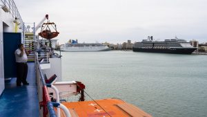 Der Hafen von Cadiz – viele Kreuzfahrtschiffe liegen an der Mole und versperren die Sicht auf die Kathedrale.