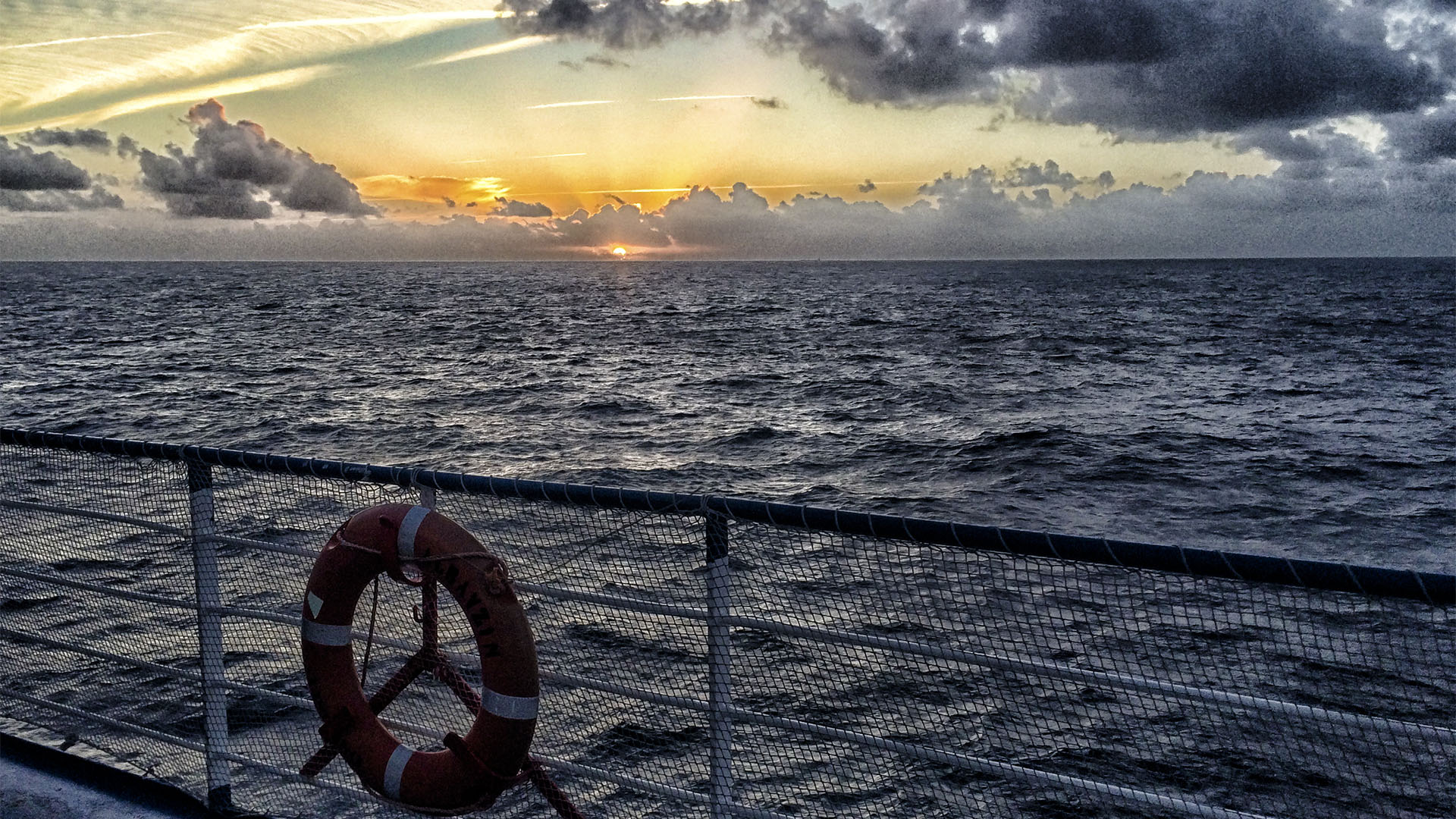 Auslaufen Cádiz – es geht in den Sonnenuntergang Richtung Süd-West.