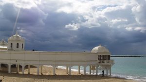 Stilvoll – am Strand von Cádiz.