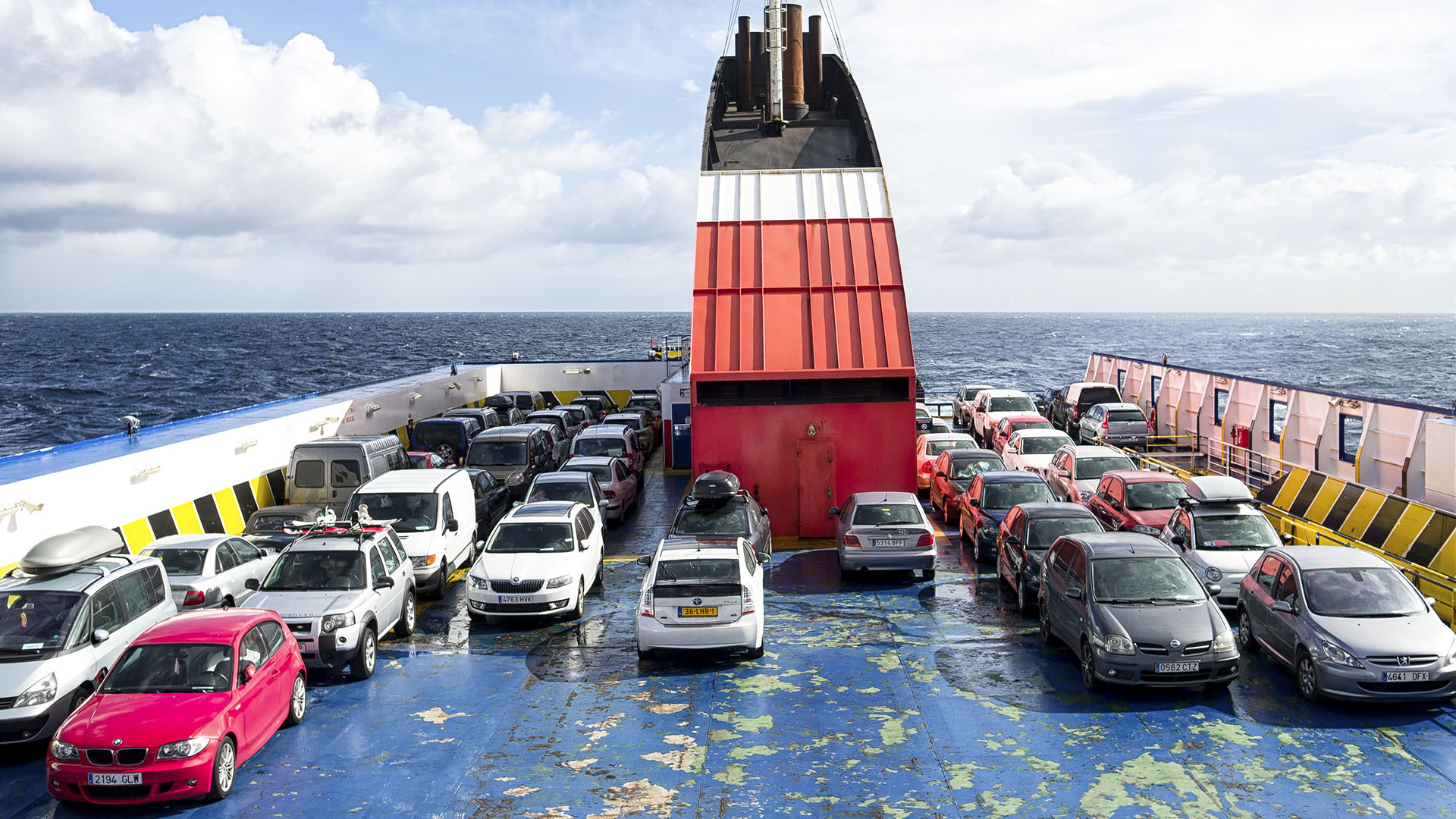 Das Autodeck der Fähre – nach der Überfahrt sind die Autos mit einer dicken Salzkruste überzogen.