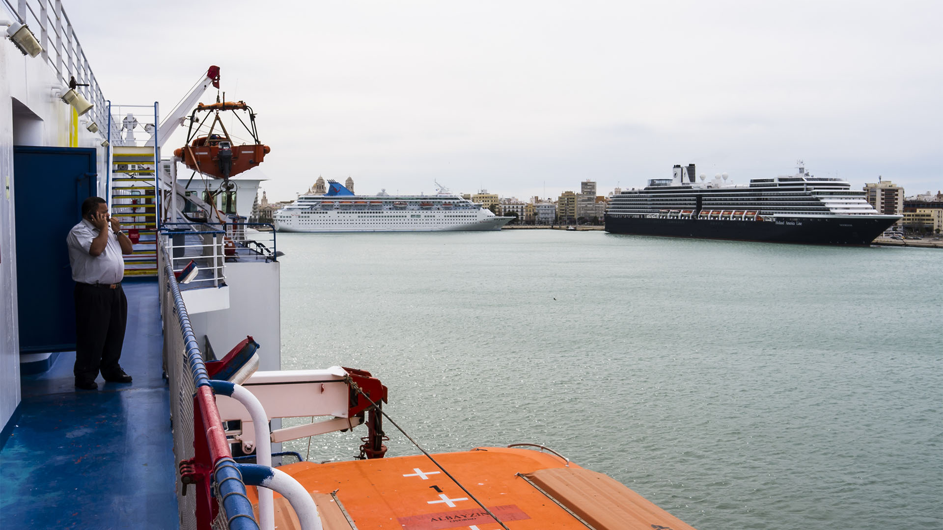 Der Hafen von Cádiz – viele Kreuzfahrtschiffe liegen an der Mole und versperren die Sicht auf die Kathedrale.