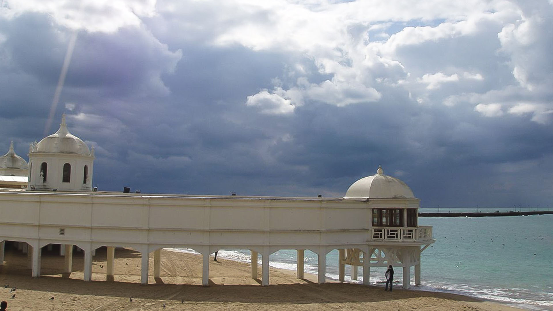 Stilvoll – am Strand von Cadiz.