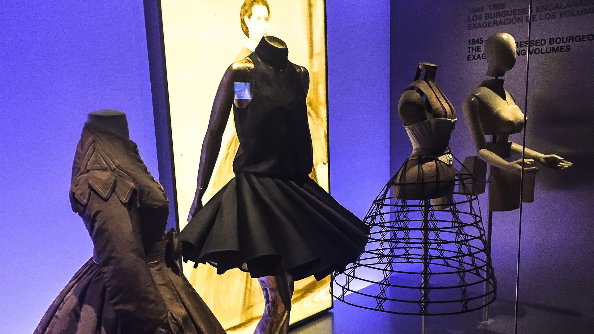 Mode im Wandel der Zeit: Damenmode von 1550 - 2015 präsentiert im Designmuseum Barcelona.