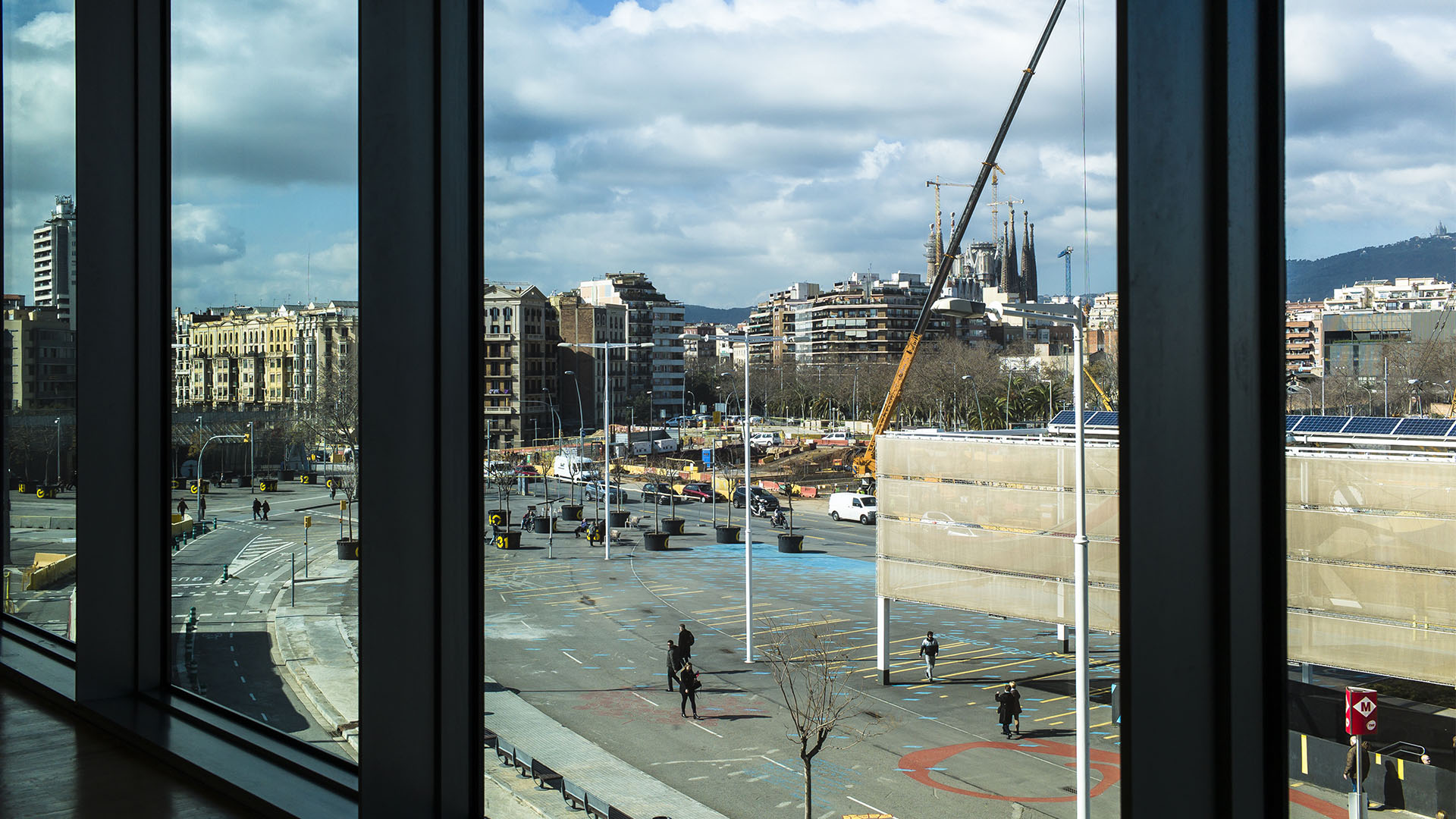 Ein versteckter, kleiner Wintergarten im Designmuseum Barcelona im 2. Stock lädt zum Ausruhen und Blicke auf die Sagrada Familia.