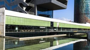 Die Cafeteria des Designmuseum Barcelona lädt stylisch und entspannt ausichtsreich zu entspannen. Trotz Ambiente und Location für jeden leistbar.