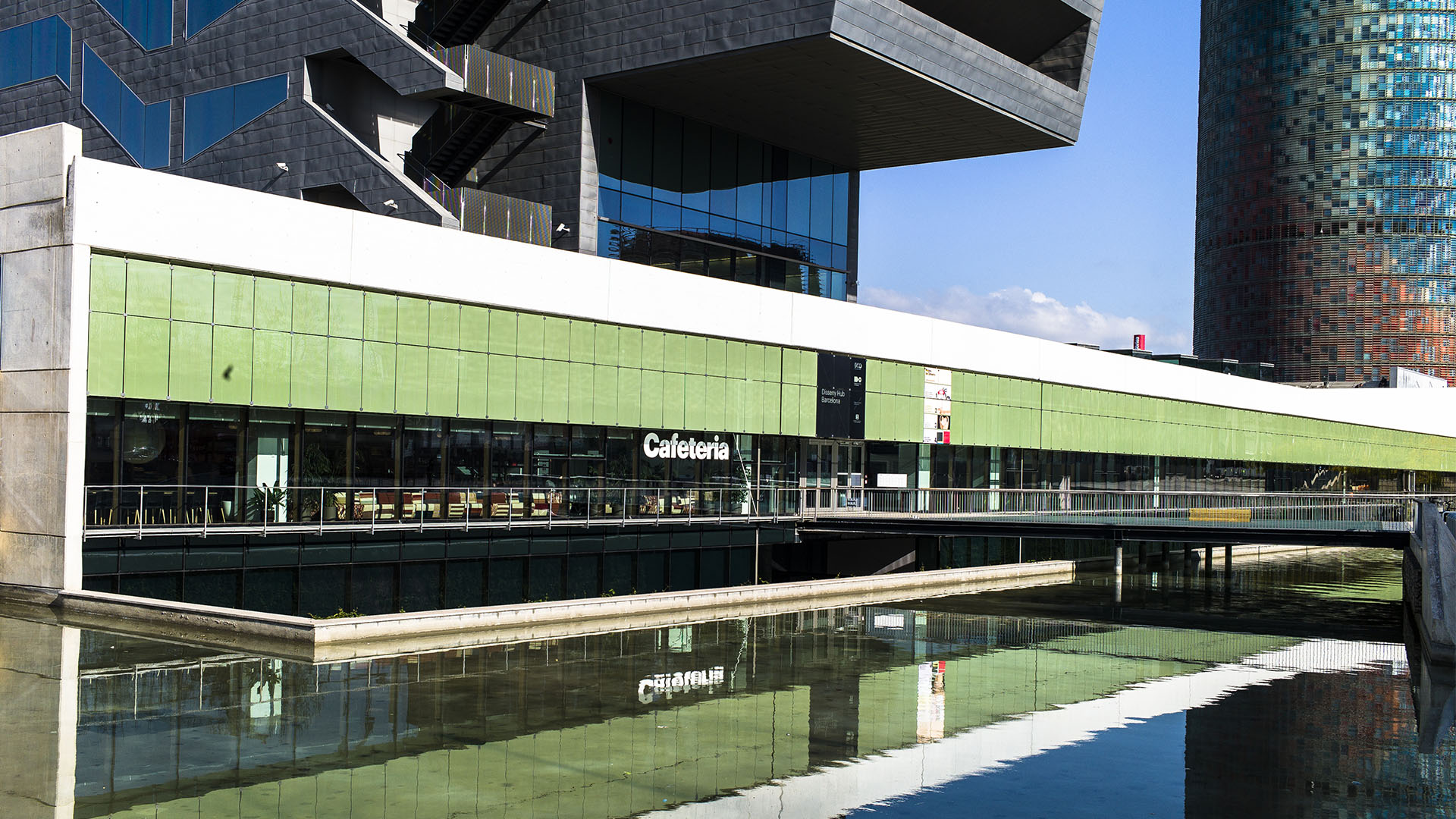 Die Cafeteria des Designmuseum Barcelona lädt stylisch und entspannt ausichtsreich zu entspannen. Trotz Ambiente und Location für jeden leistbar.