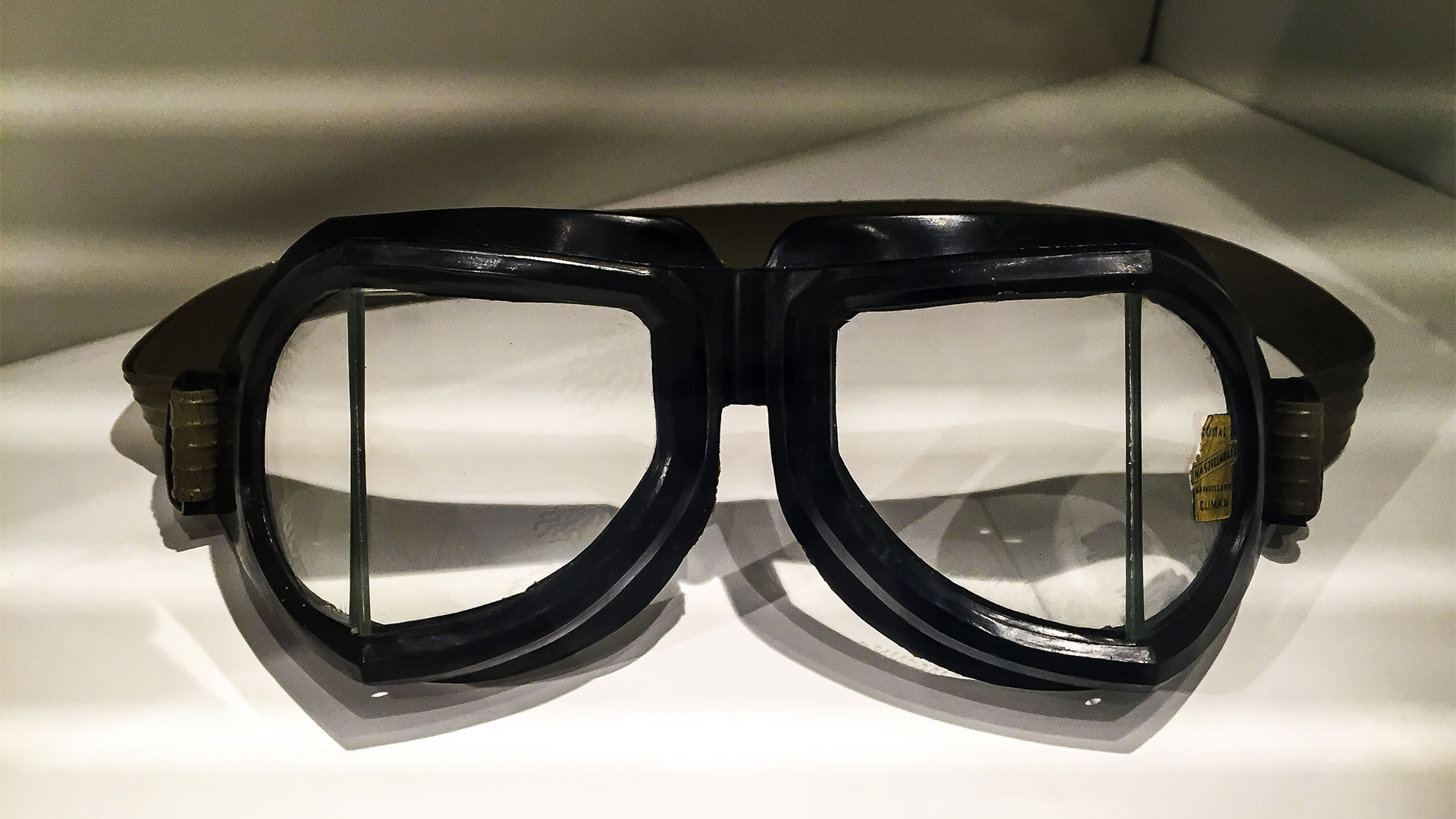 CLIMAX Motorradbrille – der Designklassiker. Heute neu aufgelegt gefragter denn je! Original im Designmuseum Barcelona.