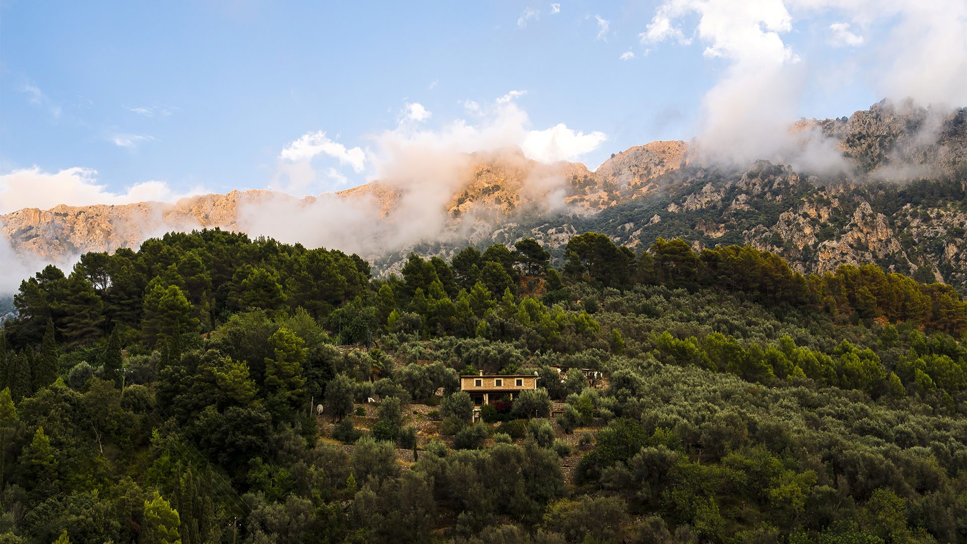 Frühmorgens in Fornalutx auf Mallorca – erfrischende Morgenkühle kündigt einen heissen Sommertag an.