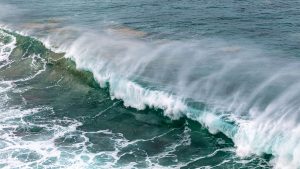 Gewaltige Wellen brechen das ganze Jahr an den Küsten von Fuerteventura.