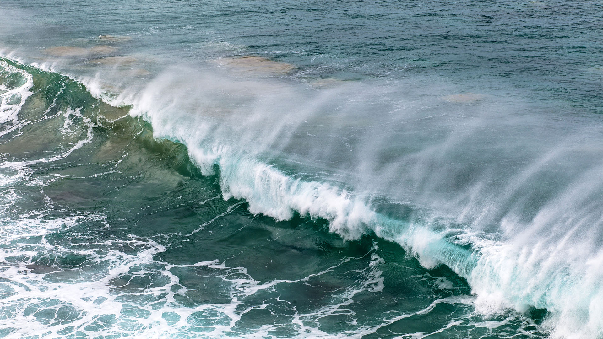 Gewalltige Wellen brechen das ganze Jahr an den Küsten von Fuerteventura.