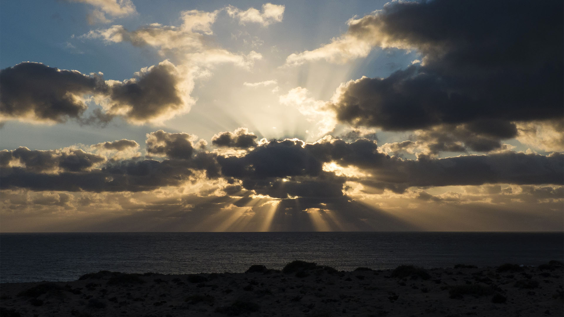 Fuerteventura und die Sonne – dramatische Lichtspiele im letzten Licht über dem Atlantik.