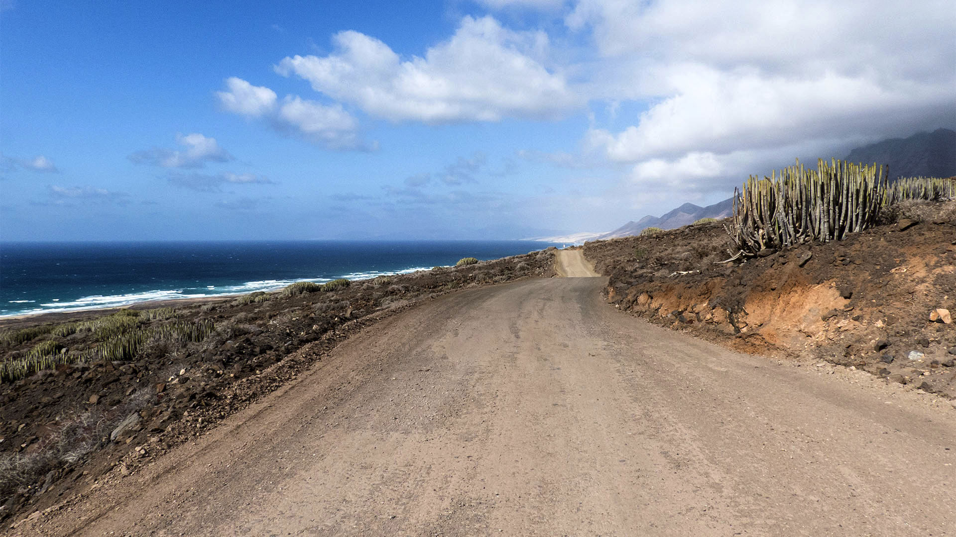 Staubige Pisten füren auf der Halbinsel Jandia auf Fuerteventura zum Punta de Jandia, Punta Pesebre und nach Cofete.