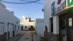 Pueblo de la Cruz Fuerteventura – einsame Gassen, keine Menschenseele. Nur der Wind fegt um die Häuserecken.