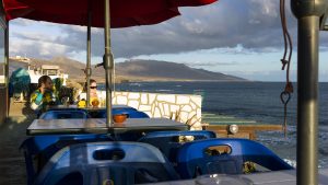 Die einfache Bar El Caleton in Pueblo de la Cruz auf Fuerteventura. Fünf Sterne Aussichtsterrasse auf den Atlantik, das Südkap und den Leuchhturm.