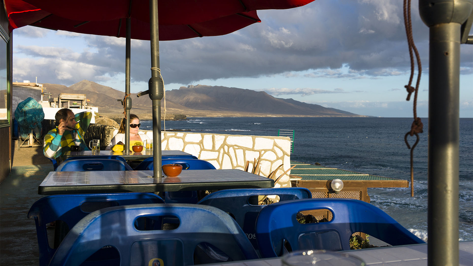 Die einfache Bar El Caleton in Puerto de la Cruz auf Fuerteventura. Fünf Sterne Aussichtsterrasse auf den Atlantik, das Südkap und den Leuchhturm.