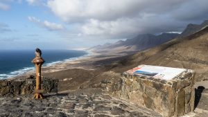 Degollada de Agua Oveja – windig bietet der Aussichtspunkt einen grandiosen Blick über den 25 Kiloemter langen Sandstrand von Cofete auf Fuerteventura.