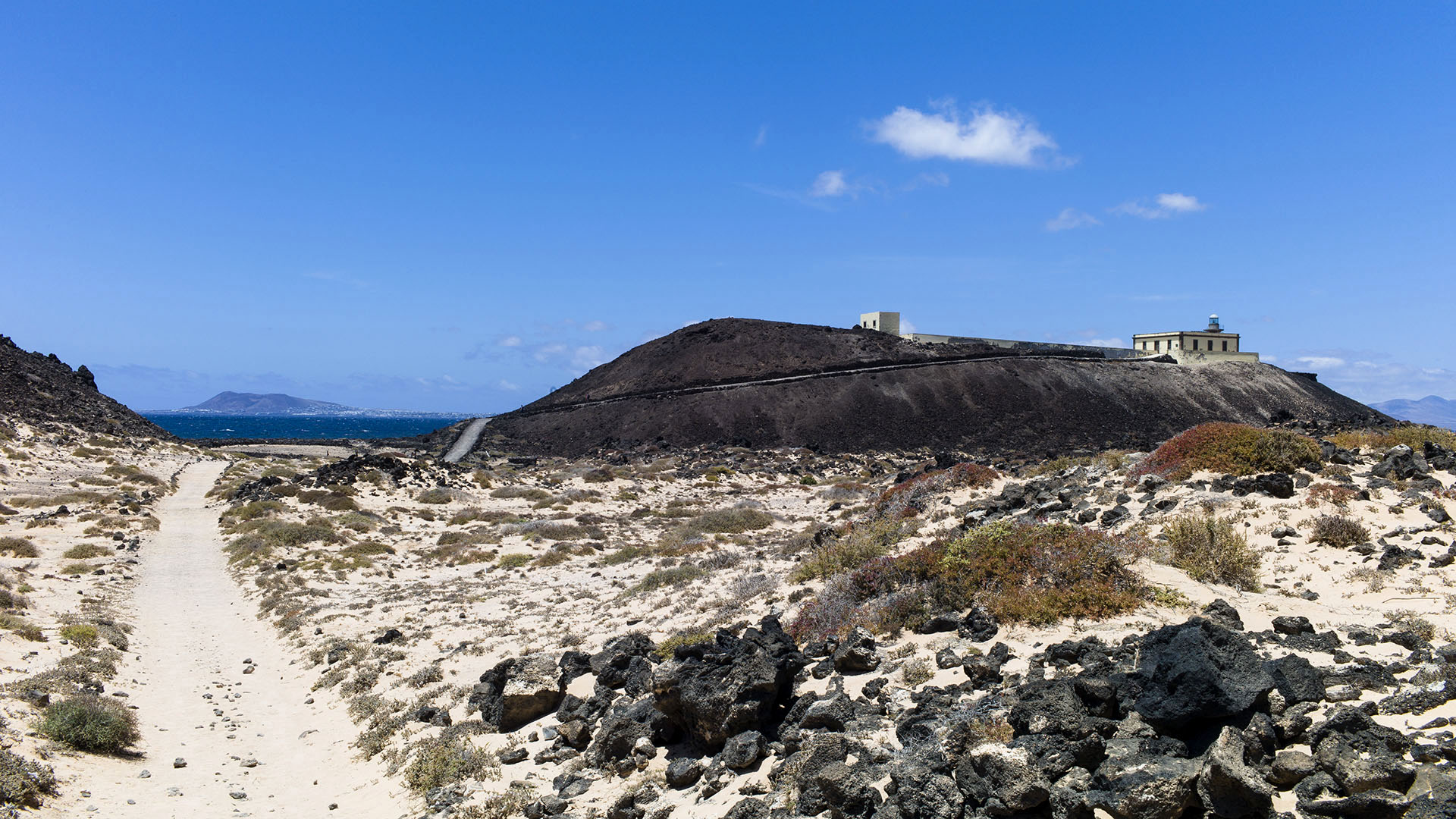 Einsam liegt der Leuchtturm Faro de Martiño an der Nordspitze der Isla de Lobos.