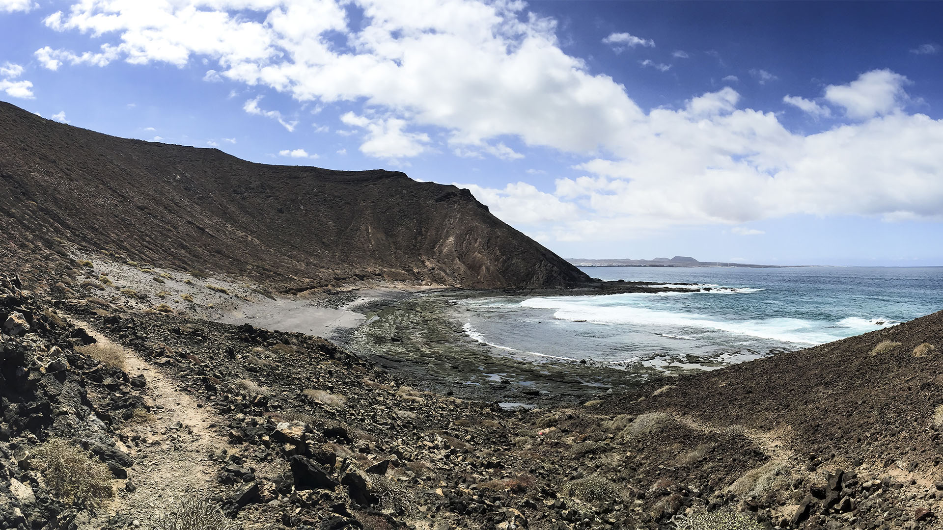 Unterhalb des Montaña de Caldera liegt die Bucht Caleta de Palo. Es lohnt sich diesen Abstecher zu machen – man steht mitten im ehemaligen Vulkangrater!