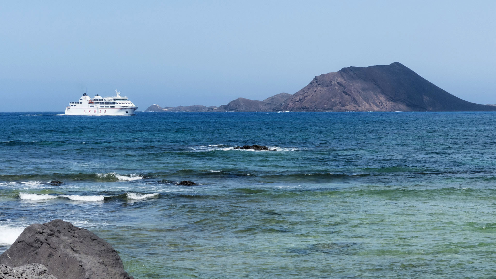 Isla de Lobos liegt nur 1.900 m von Fuerteventura entfernt, getrennt von seichtem Wasser, kaum 15 m tief.