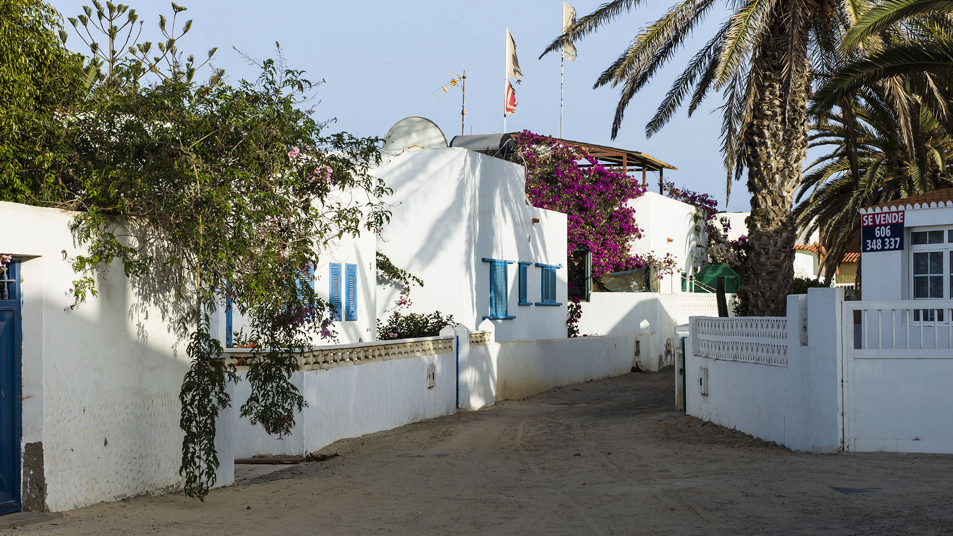 Kaum erkannt, steht das alte Corralejo, jene zehn Häuser aus den 1920igern, heute noch recht unbeachtet neben den Touristenquartieren direkt am Strand. Ein Idyll.