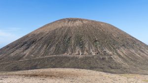 Das Miguel de Unamuno Denkmal am Fusse des Montaña Quemada auf Fuerteventura.