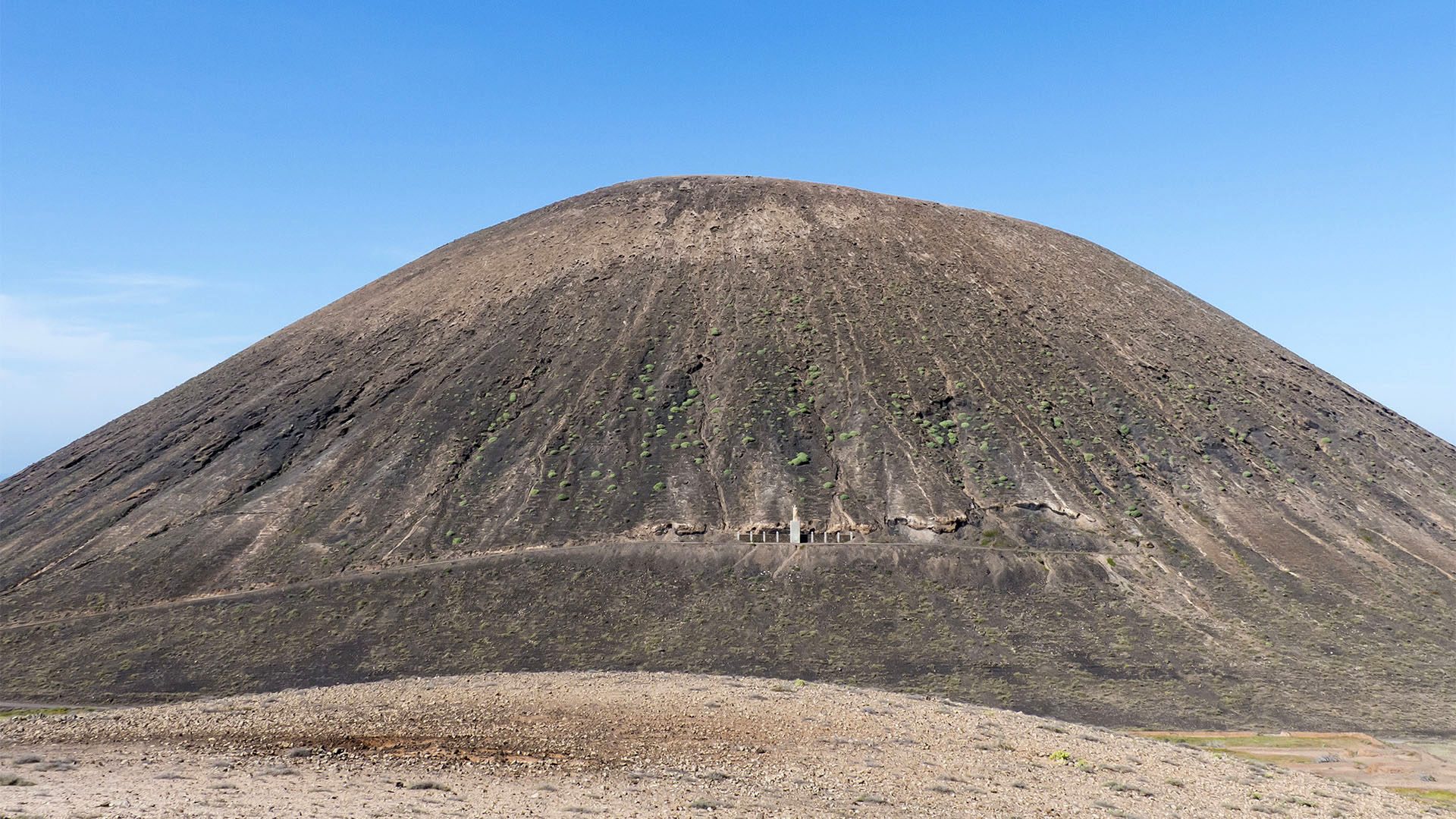 Das Miguel de Unamuno Denkmal am Fusse des Montaña Quemada auf Fuerteventura.