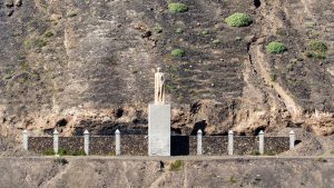 Das Miguel de Unamuno Denkmal am Fusse des Montaña Quemada auf Fuerteventura.