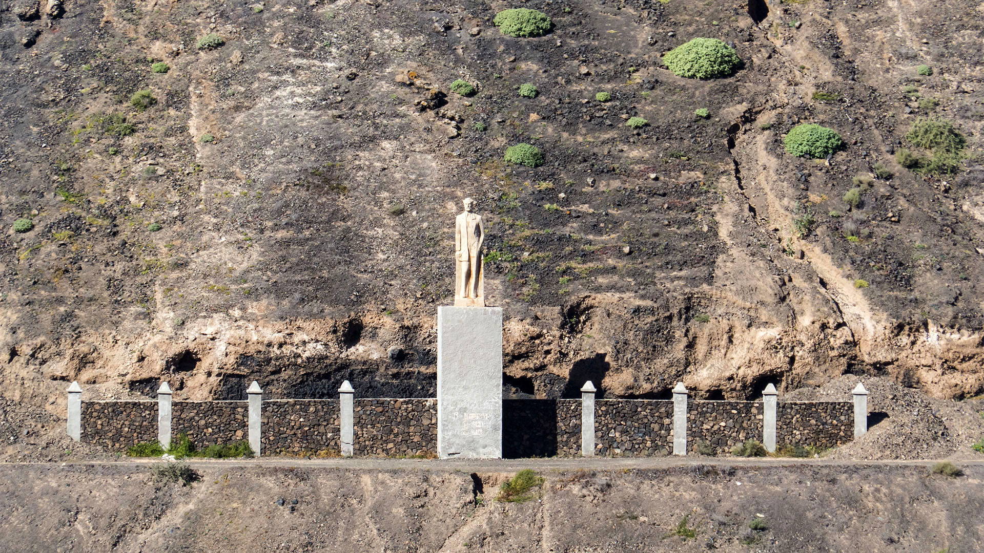 Das Miguel de Unamuno Denkmal am Fusse des Montaña Quemada auf Fuerteventura.