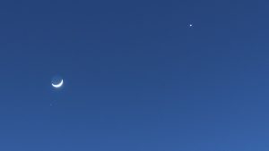 Seltene Konstellation – Mond und Venus gemeinsam am Abendhimmel über den Kanaren.