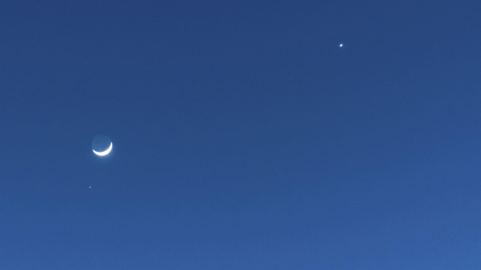 Seltene Konstellation – Mond und Venus gemeinsam am Abendhimmel über den Kanaren.