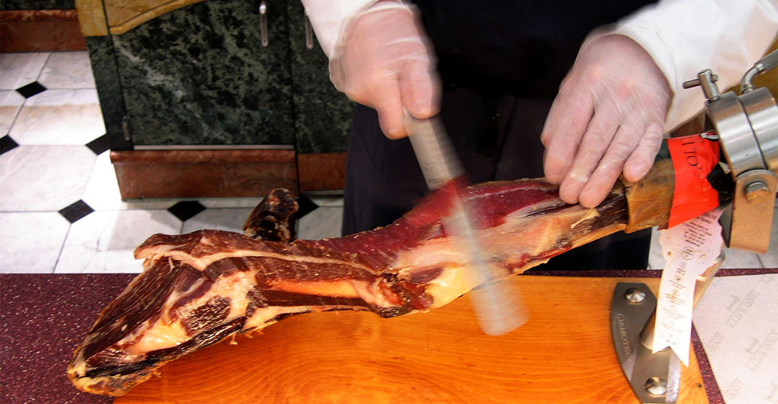 Jamón Ibérico de Bellota – der Könner schneidet es so hauchdünn, dass es auf der Zunge zergeht.