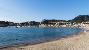 Port de Sóller in der Nähe von Fornalutx auf Mallorca lädt zum Baden und zu kullinarischen Verführungen in erstklassigen Restaurants.
