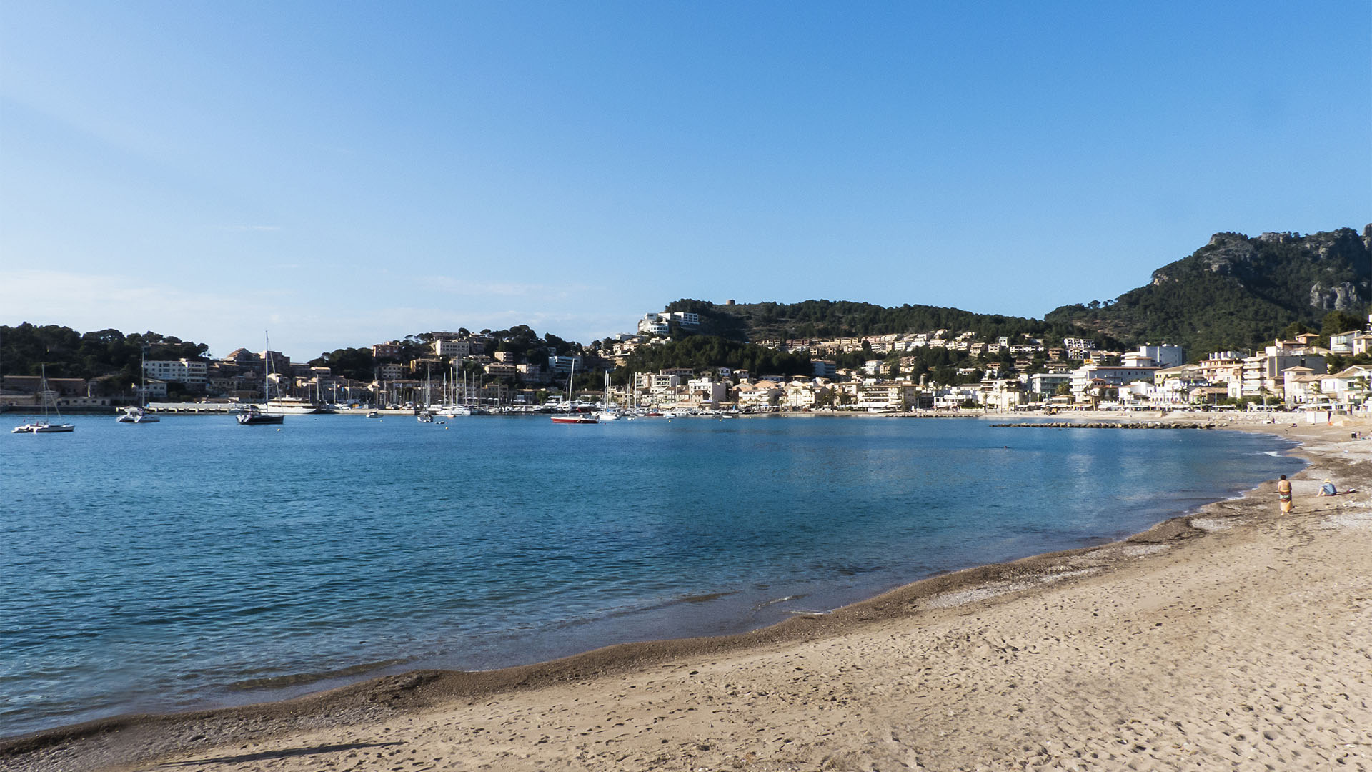 Port Sóller in der Nähe von Fornalutx auf Mallorca lädt zum Baden und zu kullinarischen Verführungen in erstklassigen Restaurants.