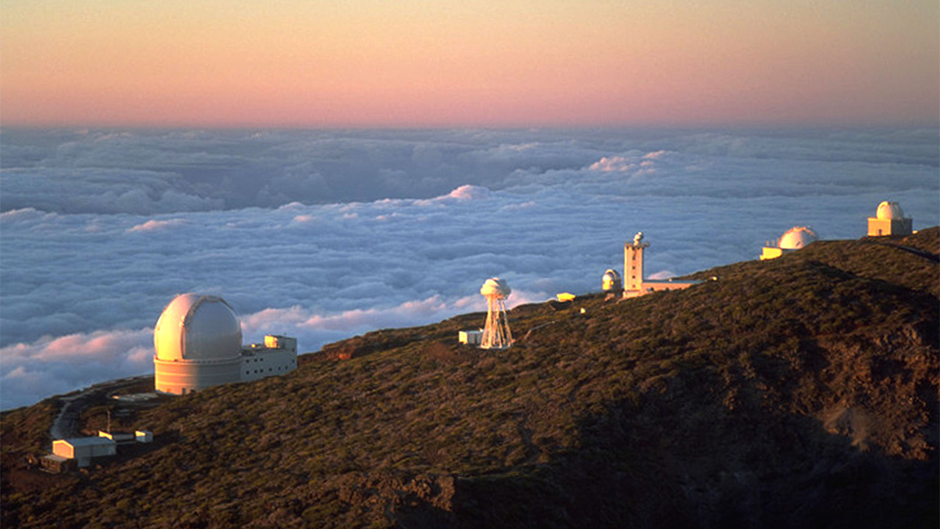 Roque de los Muchachos Observatorium La Palma (Bob Tubbs)