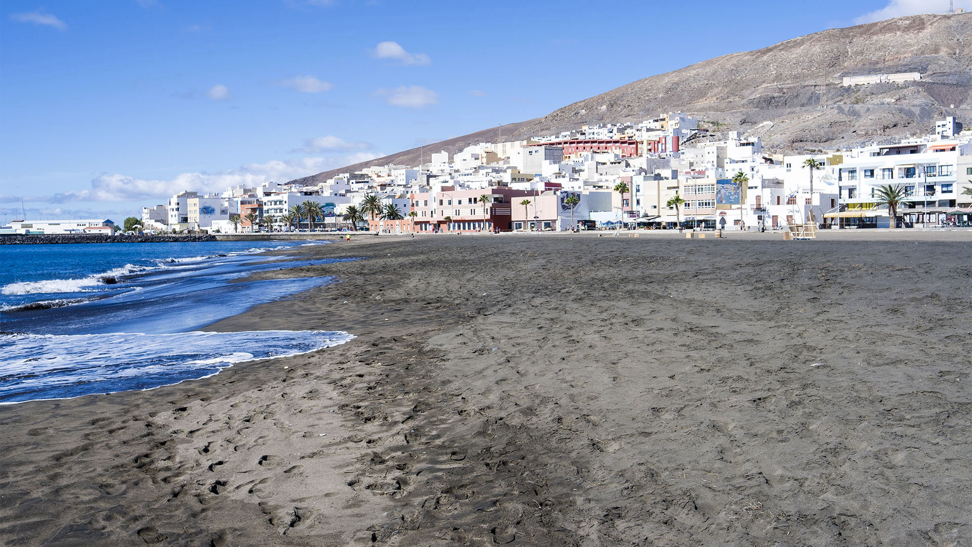 Der riesige Sandstrand aus schwarzem, feinen Lavasand in Gran Tarajal, Fuerteventura. Eine Traum Location für das WOMAD. Leider Vergangenheit.