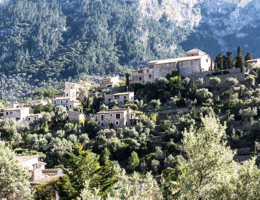 Dorf Bergdorf Fornalutx auf Mallorca vor dem Tramuntana Gebirge hoch über dem Ort Sóller gelegen.
