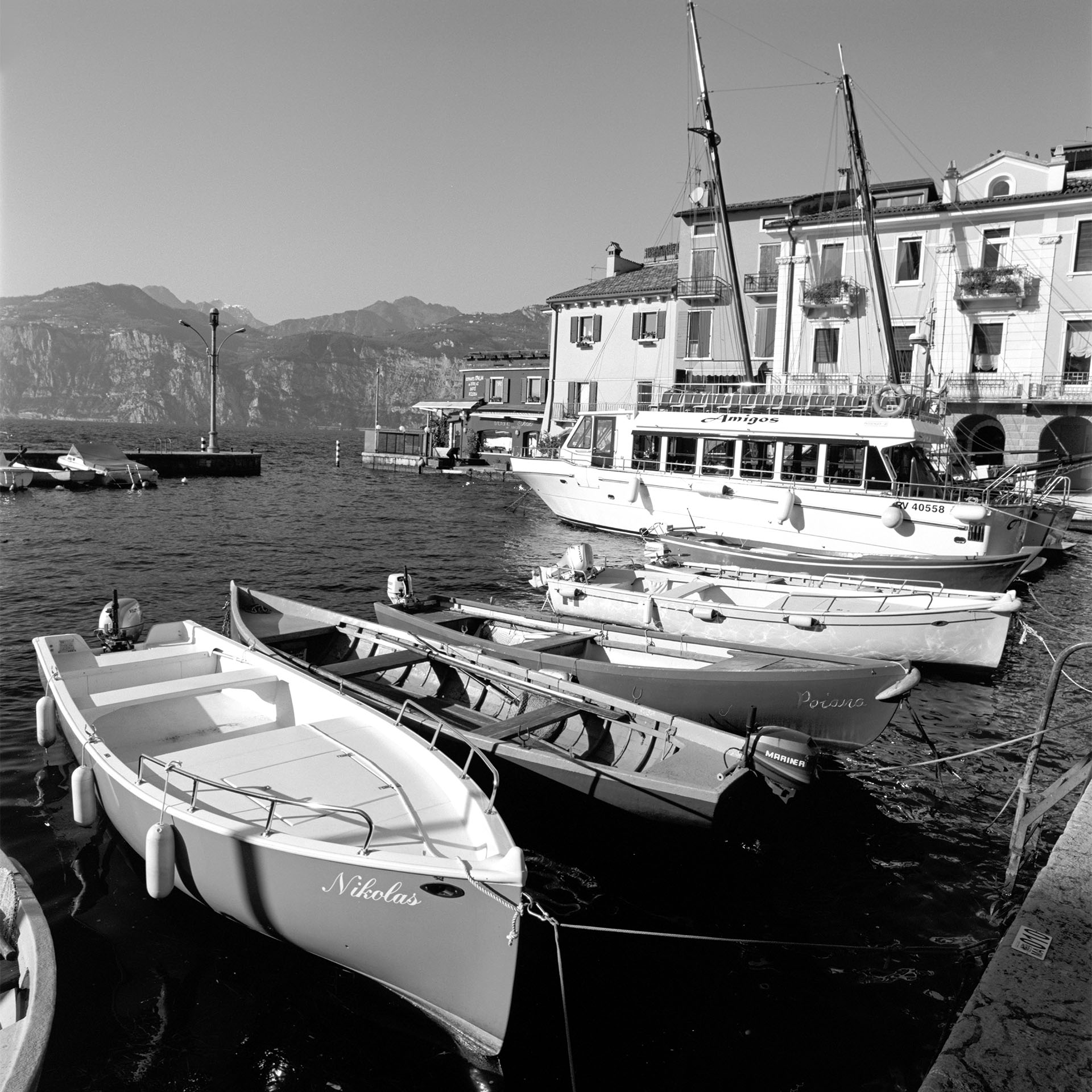 Der Hafen von Malcesine am Gardasee ohne geschäftiges Treiben. Was für ein Idyll das sein kann.
