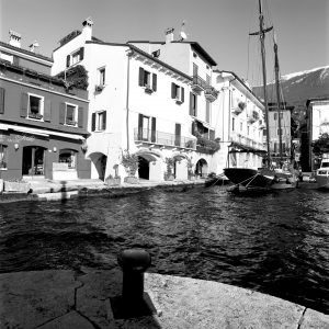 Der Hafen von Malcesine am Gardasee ohne geschäftiges Treiben. Was für ein Idyll das sein kann.