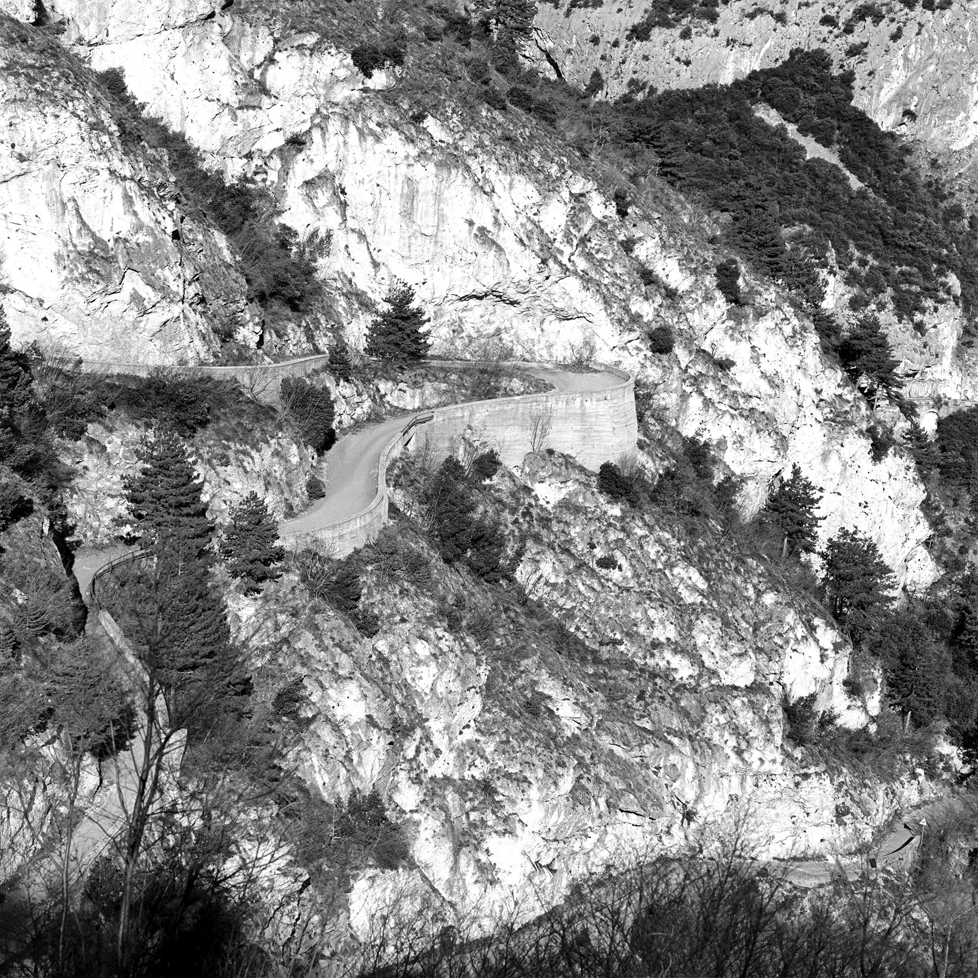 Die alte "Ponale" am Gardasee. Mit welch verwegener Baukunst mitten in die Felsflanken gebaut. Einmalig schön.