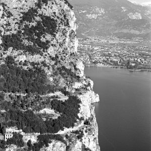 Die alte "Ponale" am Gardasee. Mit welch verwegener Baukunst mitten in die Felsflanken gebaut. Einmalig schön.