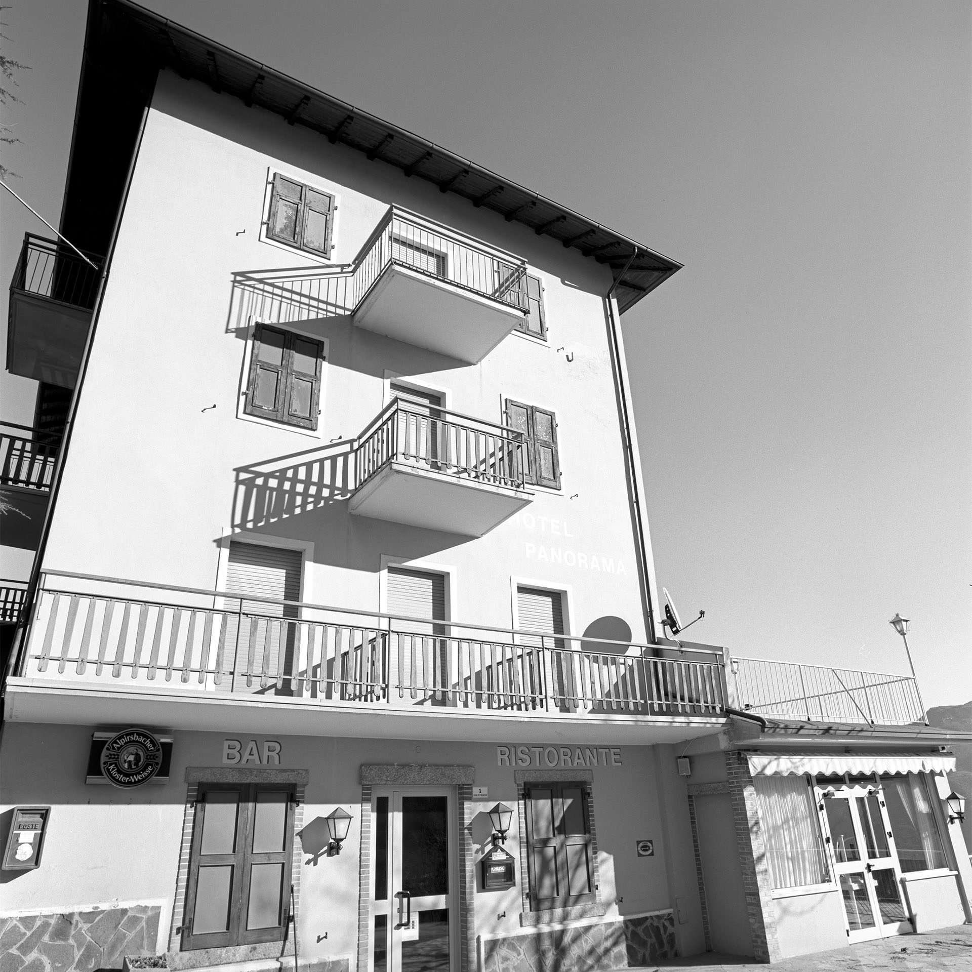 Hotel Bar Panorama in Pregasina am Gardasee im Winterschlaf.