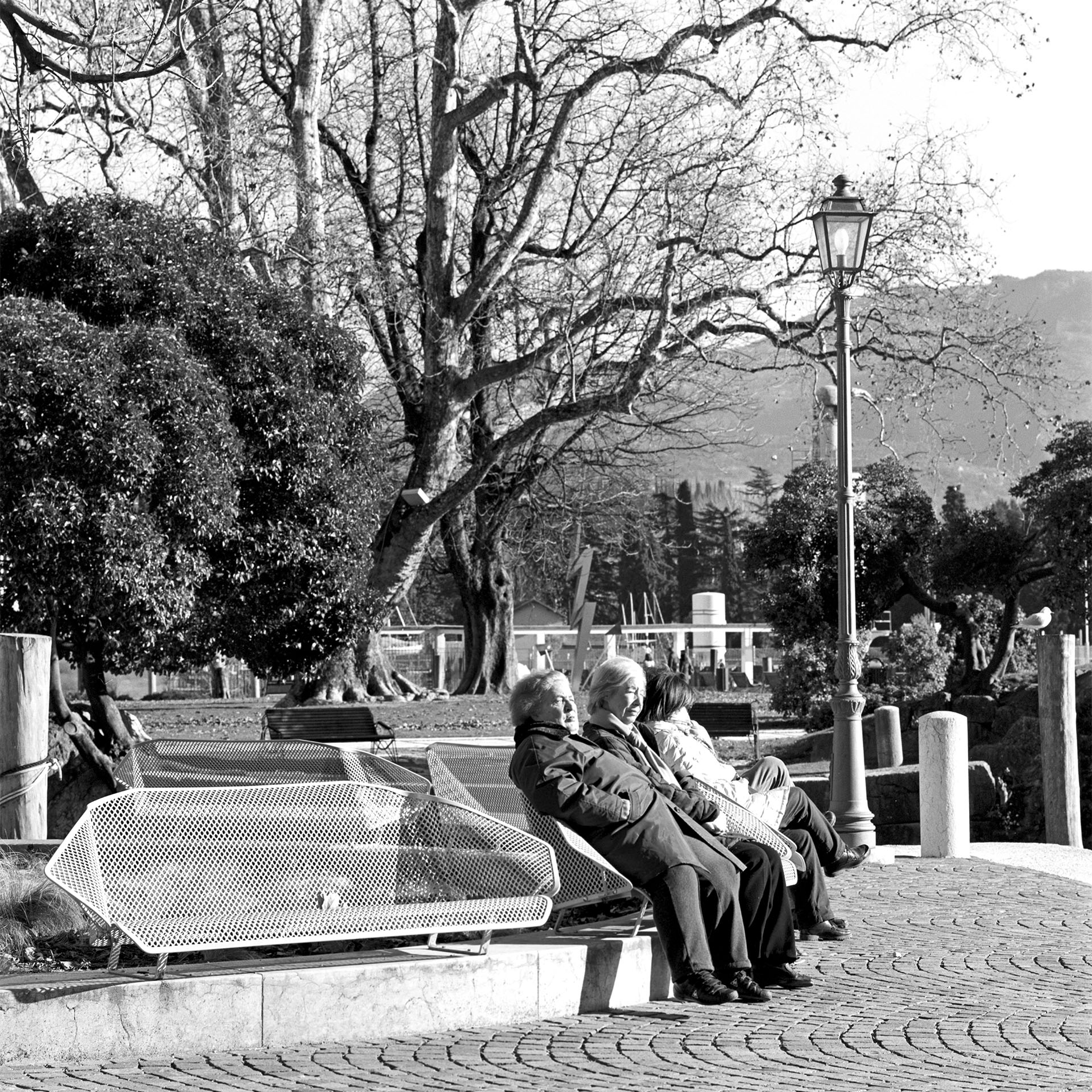 Die Seepromenade im Norden des Gardasees fest in einheimischer Hand. Flanieren, tratschen, in der Sonne sitzen. Schön.