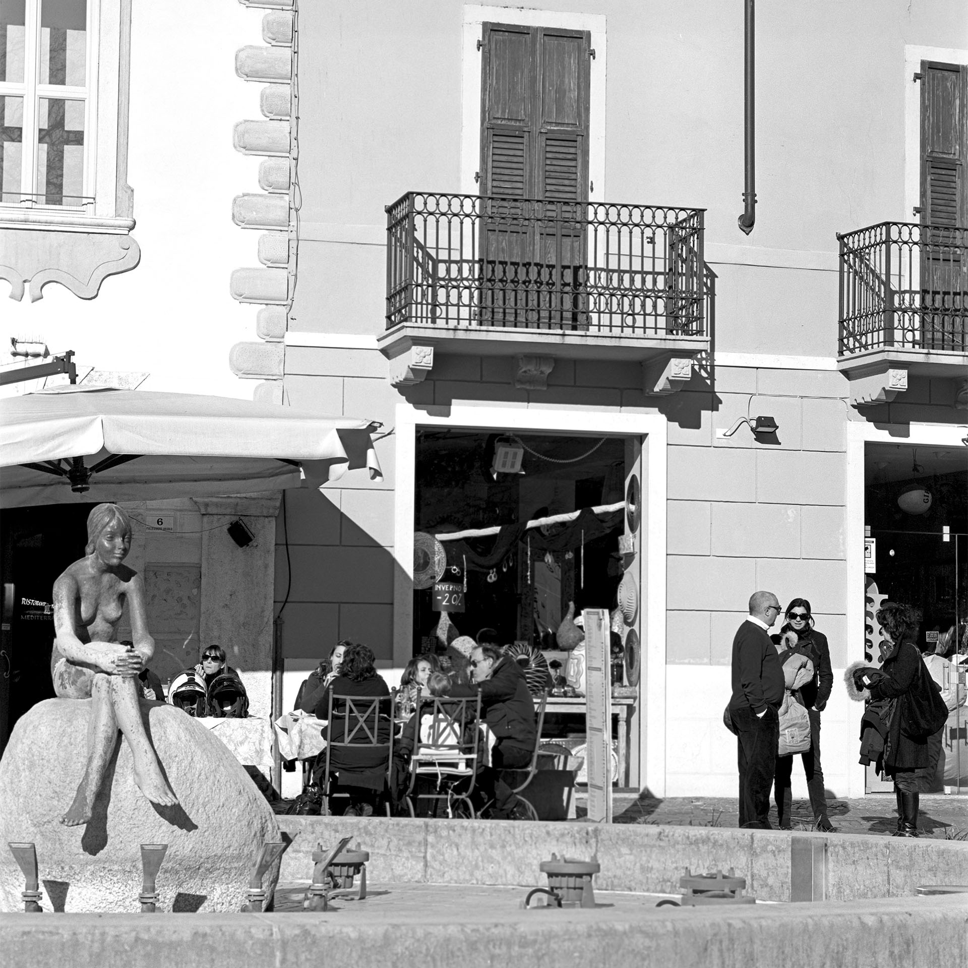 Die Seepromenade im Norden des Gardasees fest in einheimischer Hand. Flanieren, tratschen, in der Sonne sitzen. Schön.