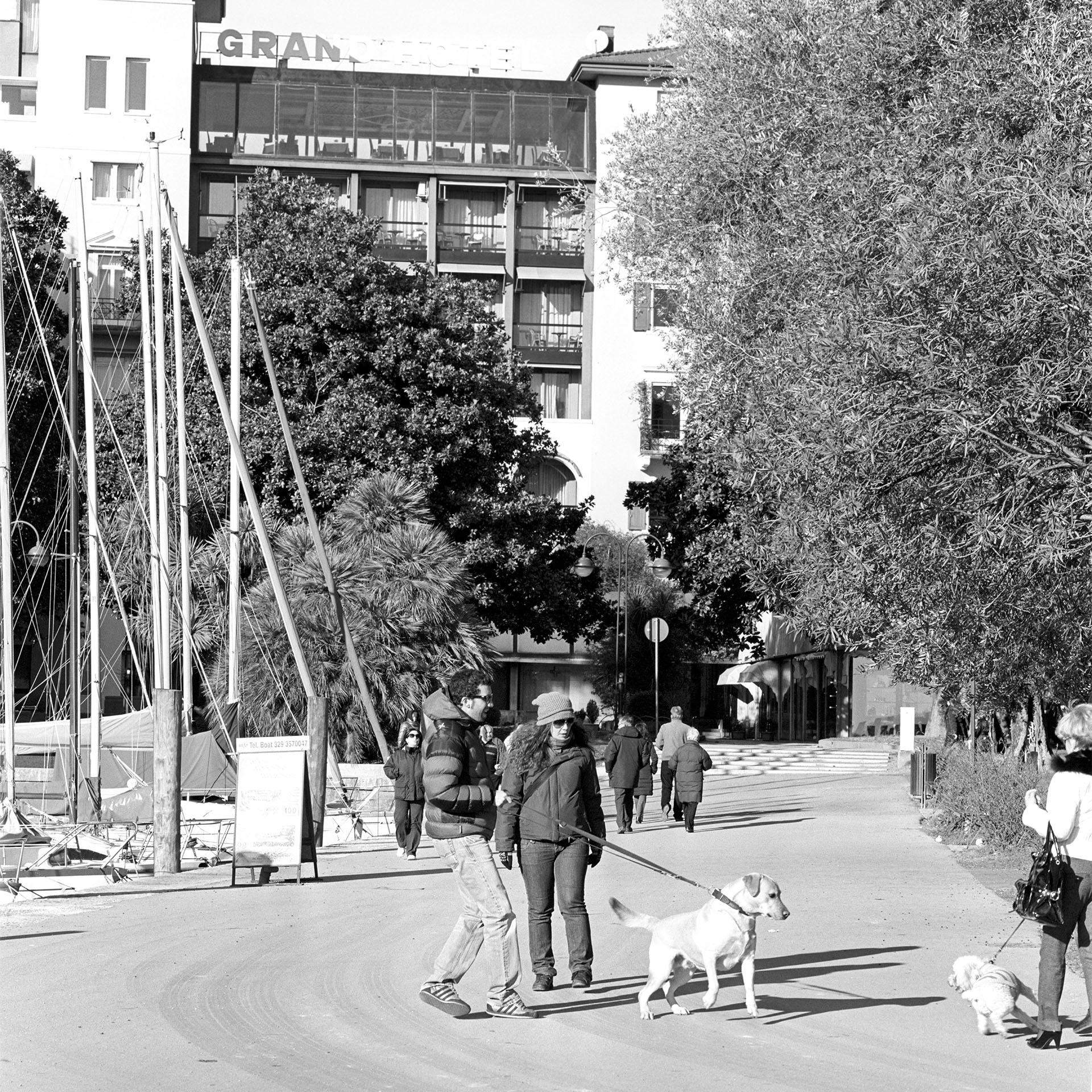 Die Seepromenade im Norden des Gardasees fest in einheimischer Hand. Flanieren, tratschen, in der Sonne sitzen. Schön.